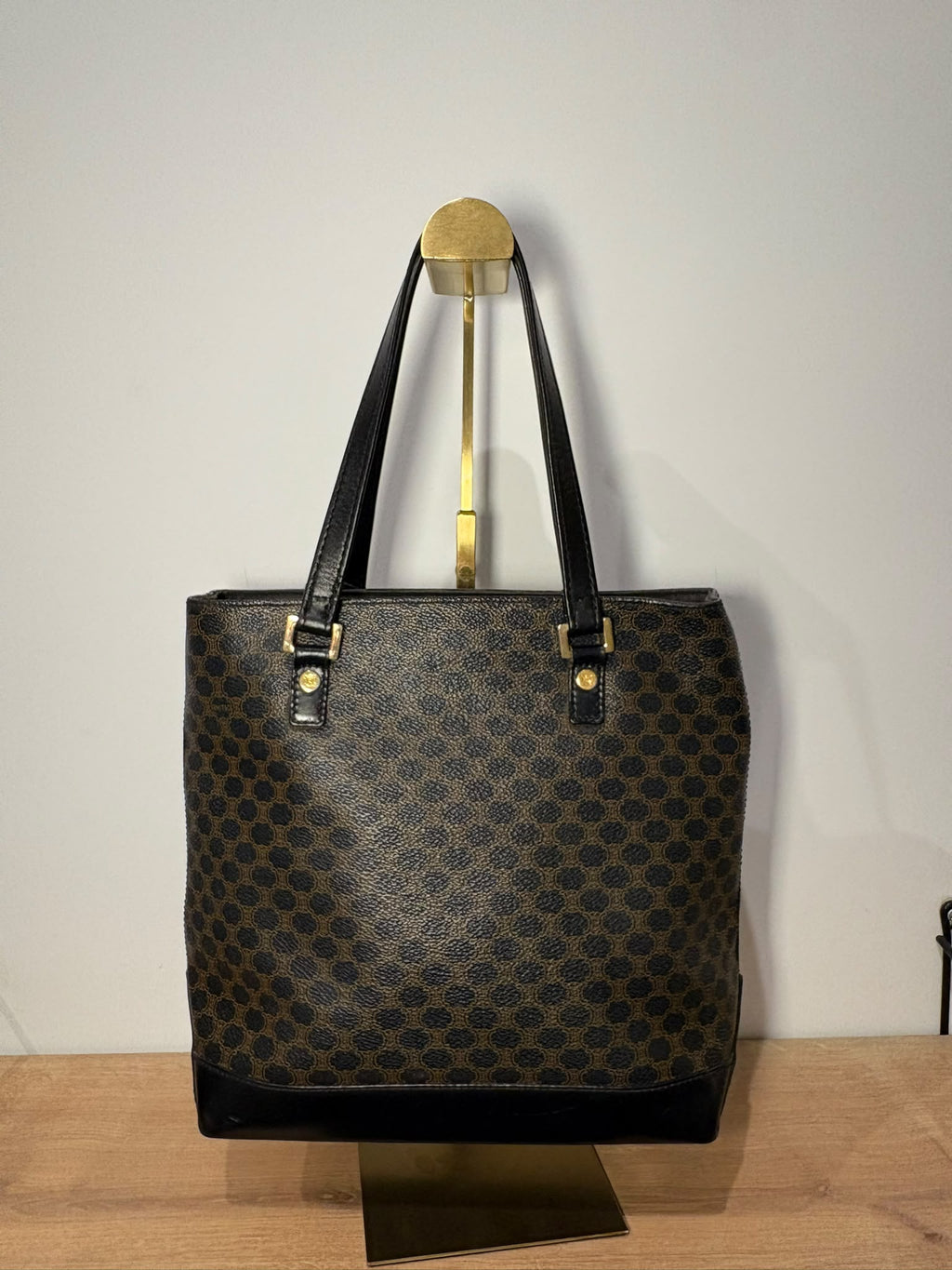 Celine tote Macadam con las asas largas levantadas sobre soporte, vista frontal