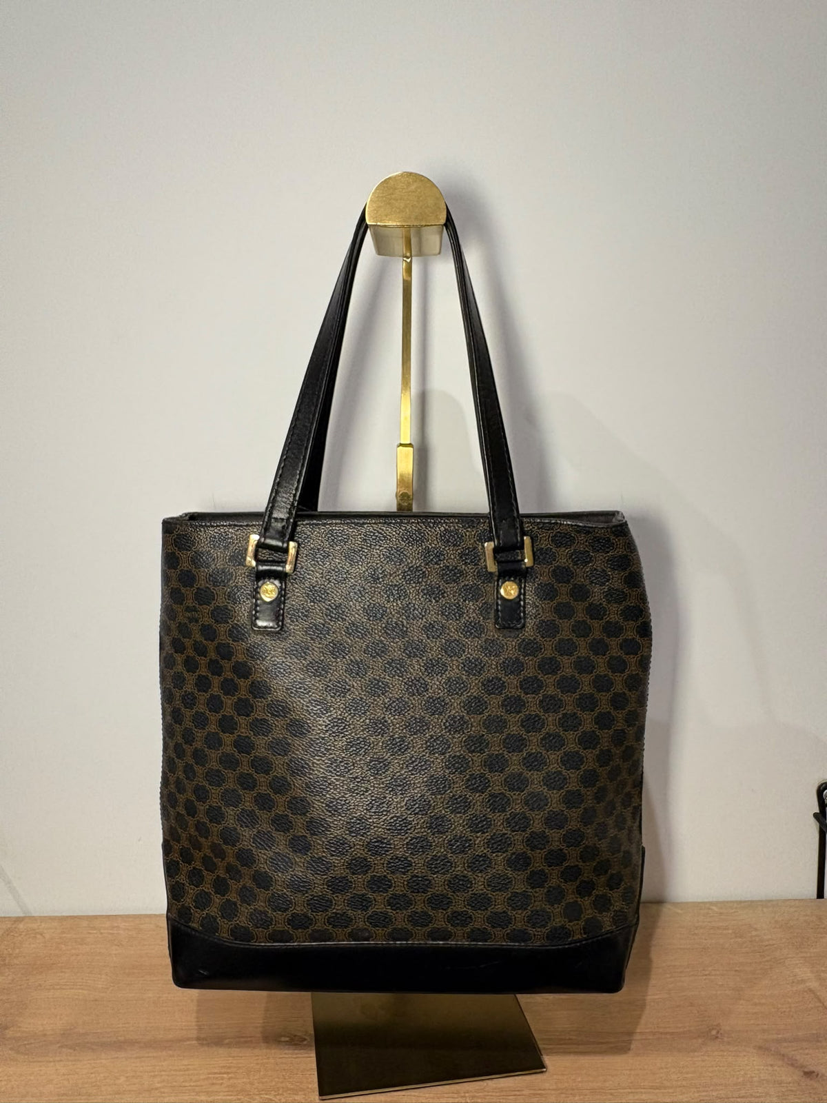 Celine tote Macadam con las asas largas levantadas sobre soporte, vista frontal