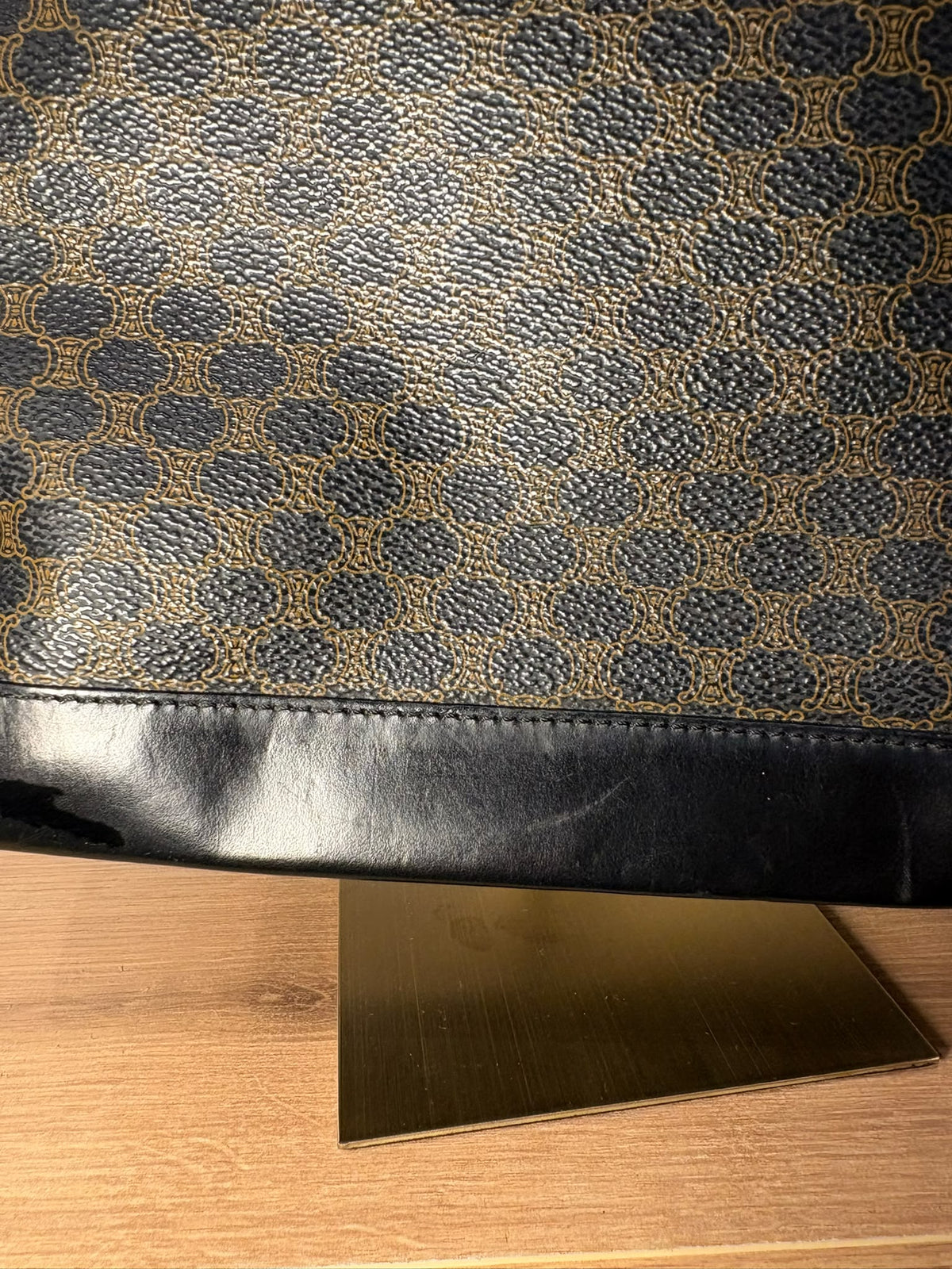 Celine tote Macadam, primer plano del estampado y la franja de piel negra de la base