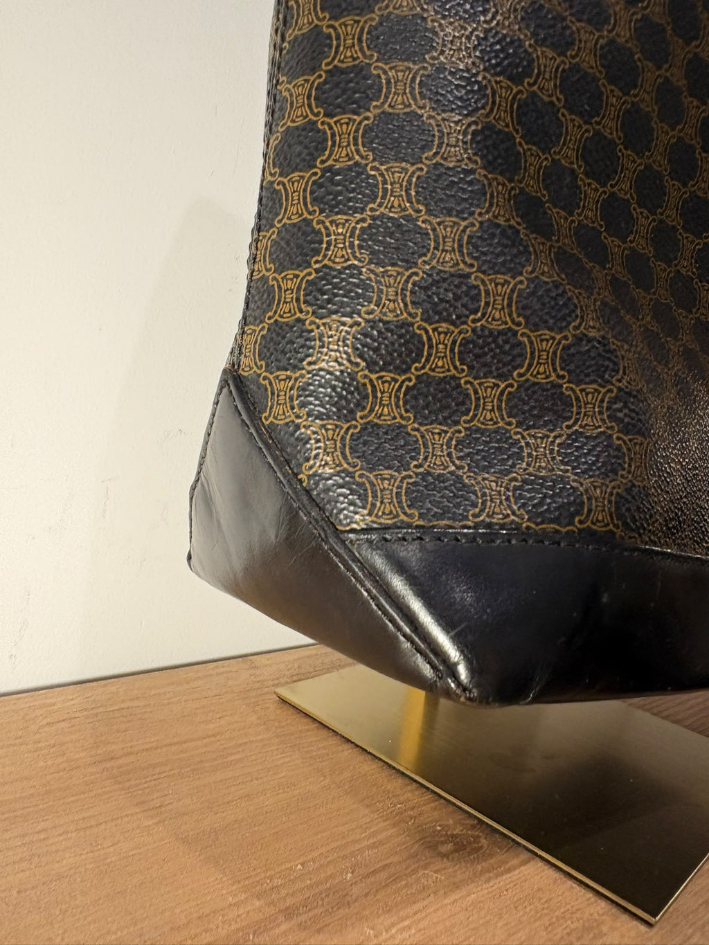 Celine tote Macadam, detalle de la esquina opuesta y unión del estampado con la base negra