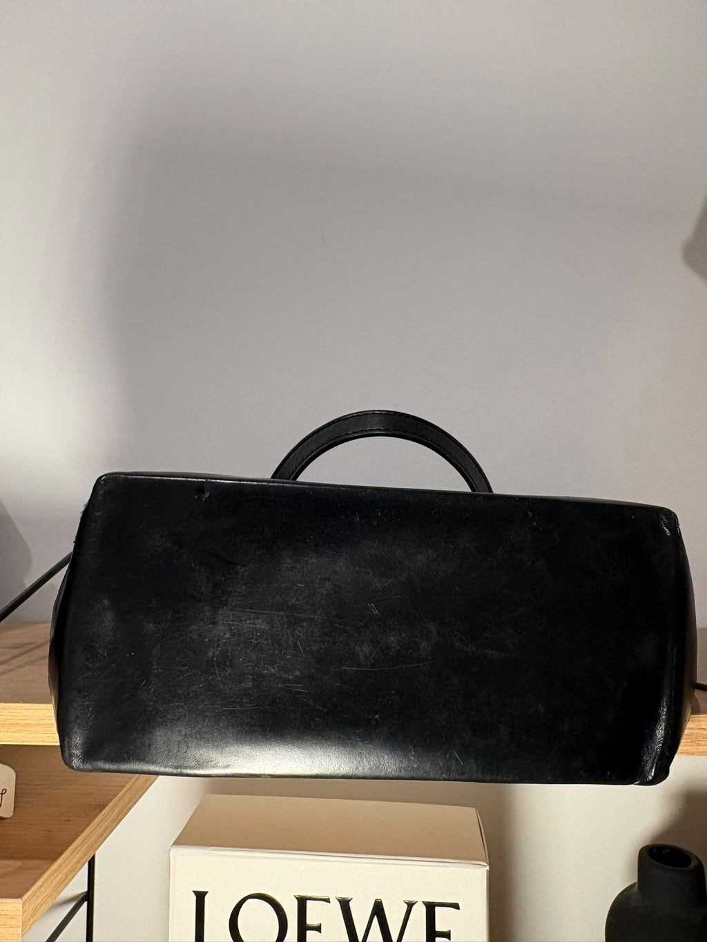 Celine tote Macadam, vista completa de la base rectangular de piel negra