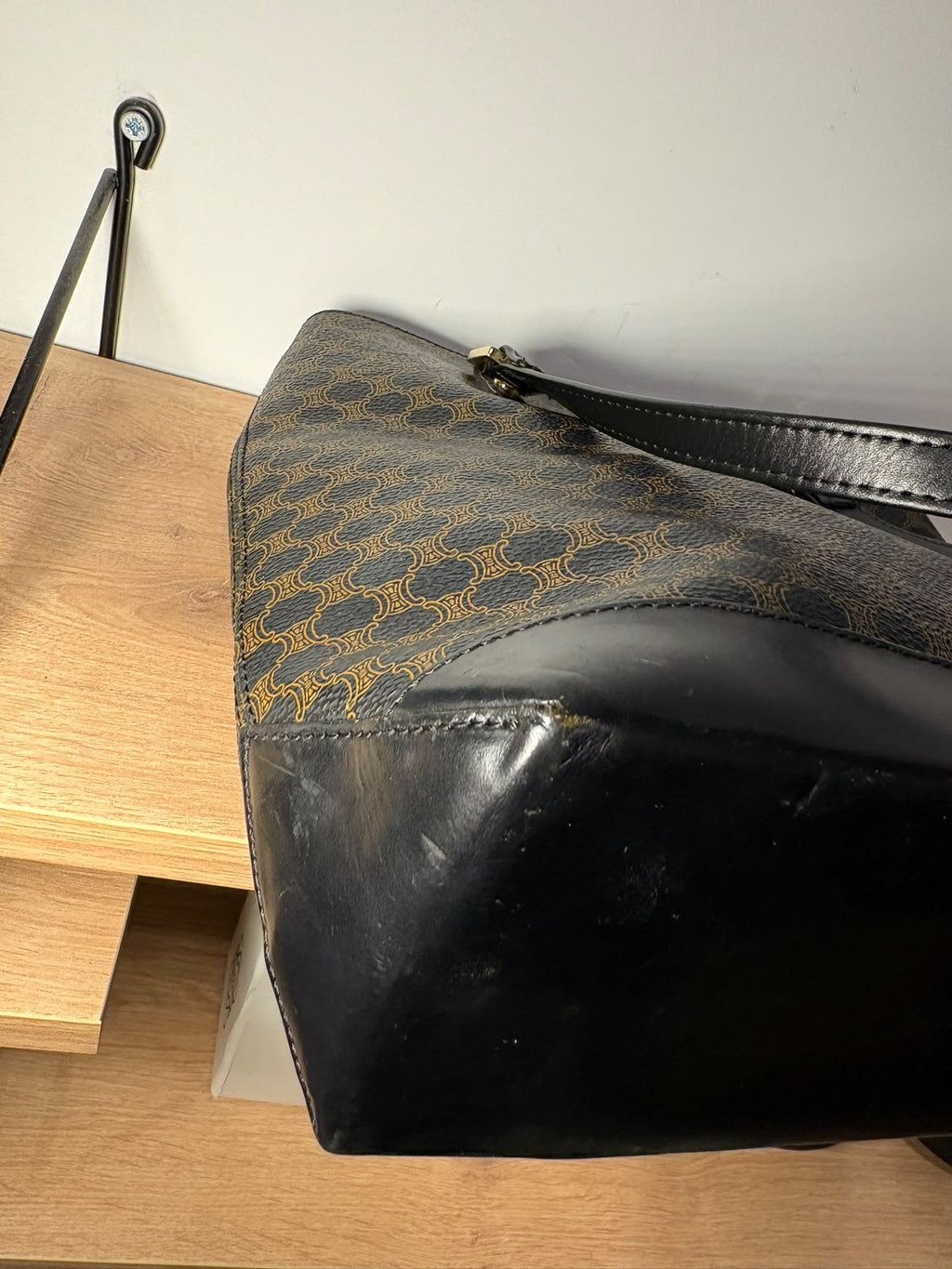 Celine tote Macadam, primer plano de la base de piel negra y sus marcas de uso