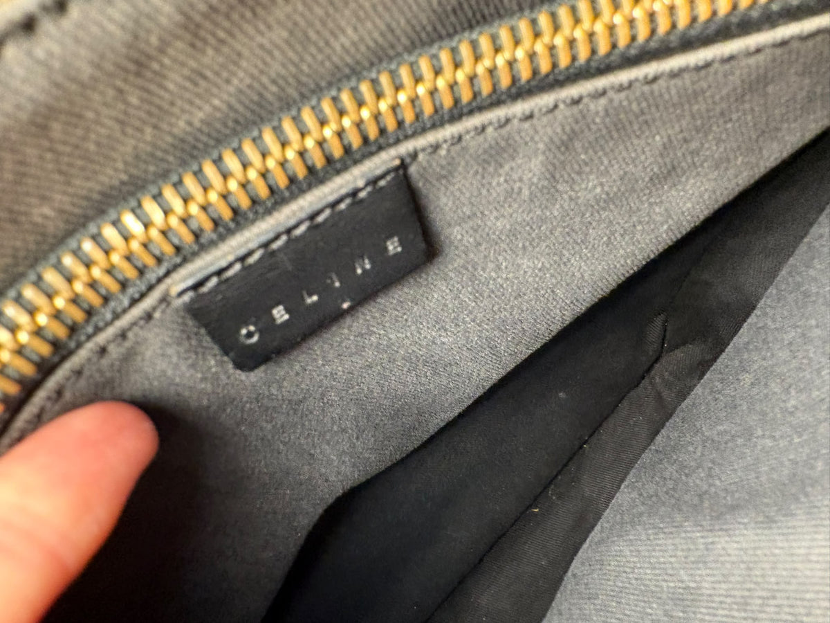 Celine tote Macadam, detalle de la etiqueta Celine y el forro interior junto a la cremallera