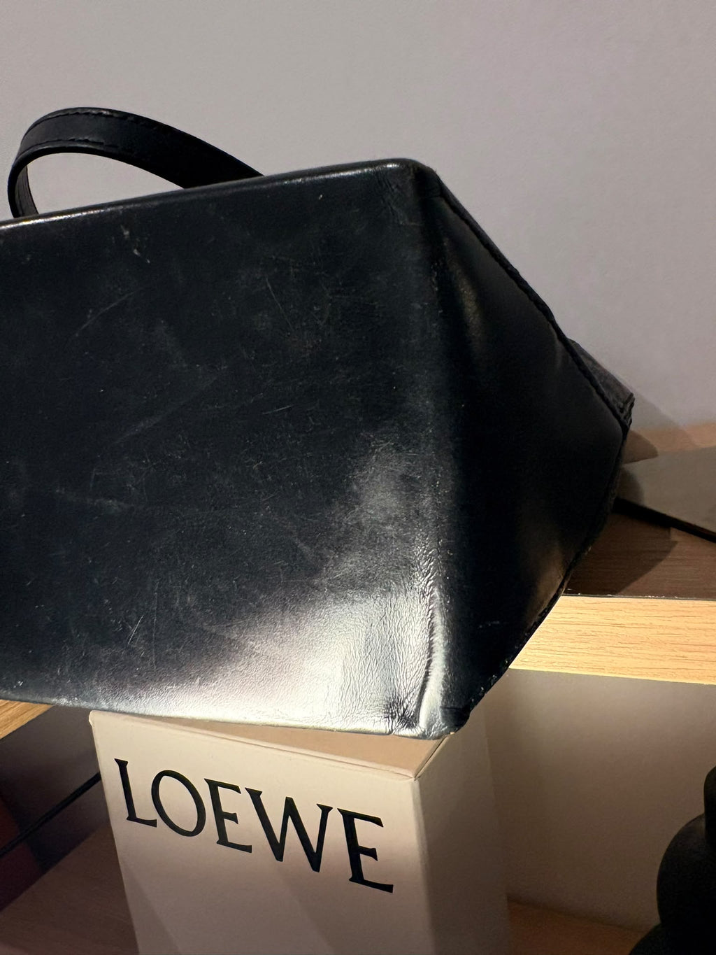 Celine tote Macadam, detalle de la base negra y una esquina con marcas de uso