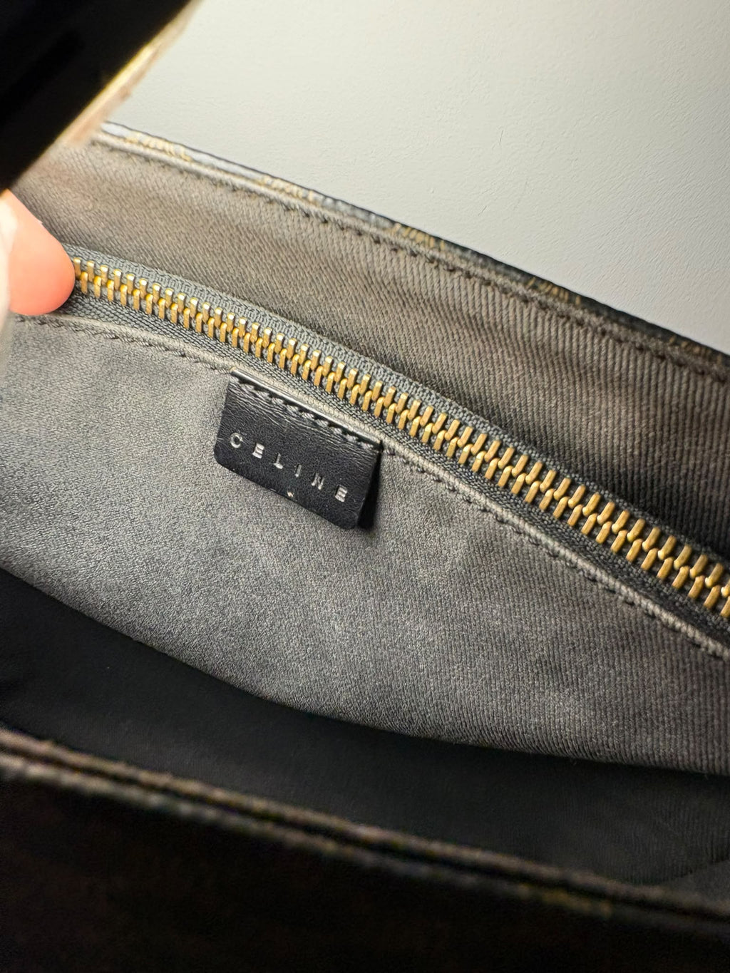 Celine tote Macadam, vista interior del forro gris, etiqueta Celine y cremallera dorada