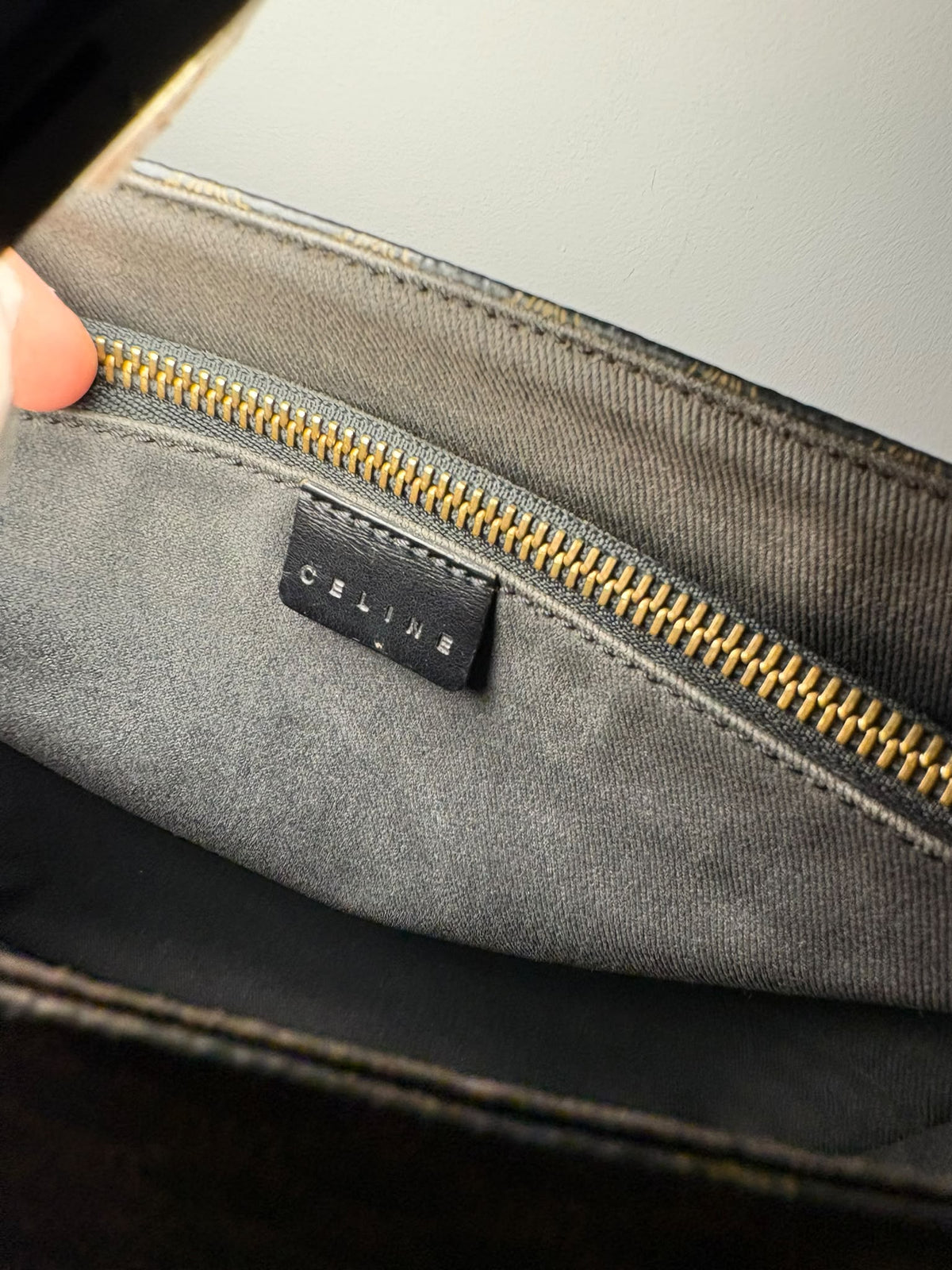Celine tote Macadam, vista interior del forro gris, etiqueta Celine y cremallera dorada