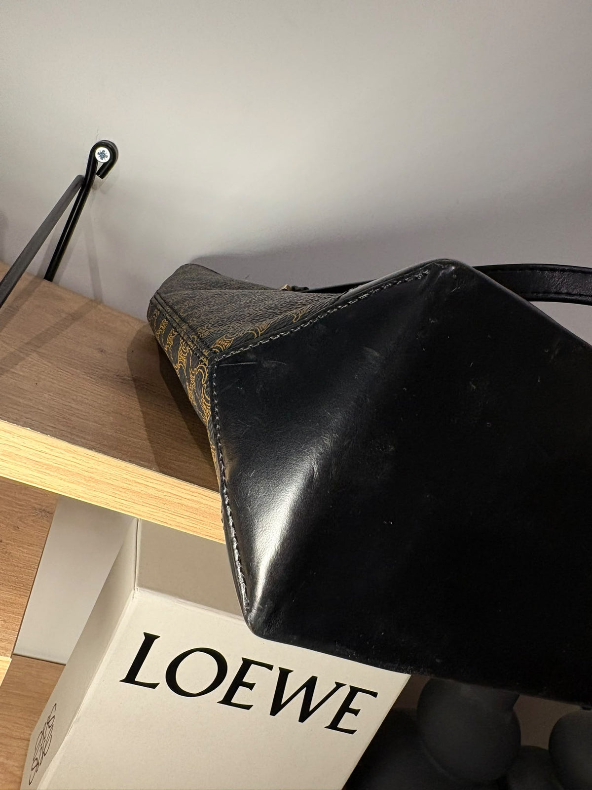 Celine tote Macadam, vista oblicua de la base negra y la esquina junto al lateral estampado