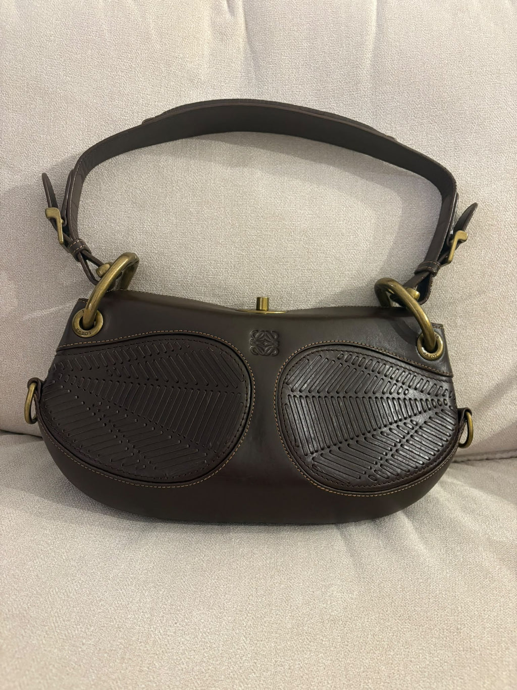 Loewe Turnlock con paneles trenzados y anagrama central, vista frontal con el asa extendida