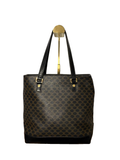 Celine tote Macadam con asas negras largas y estampado marrón, vista frontal sobre fondo blanco