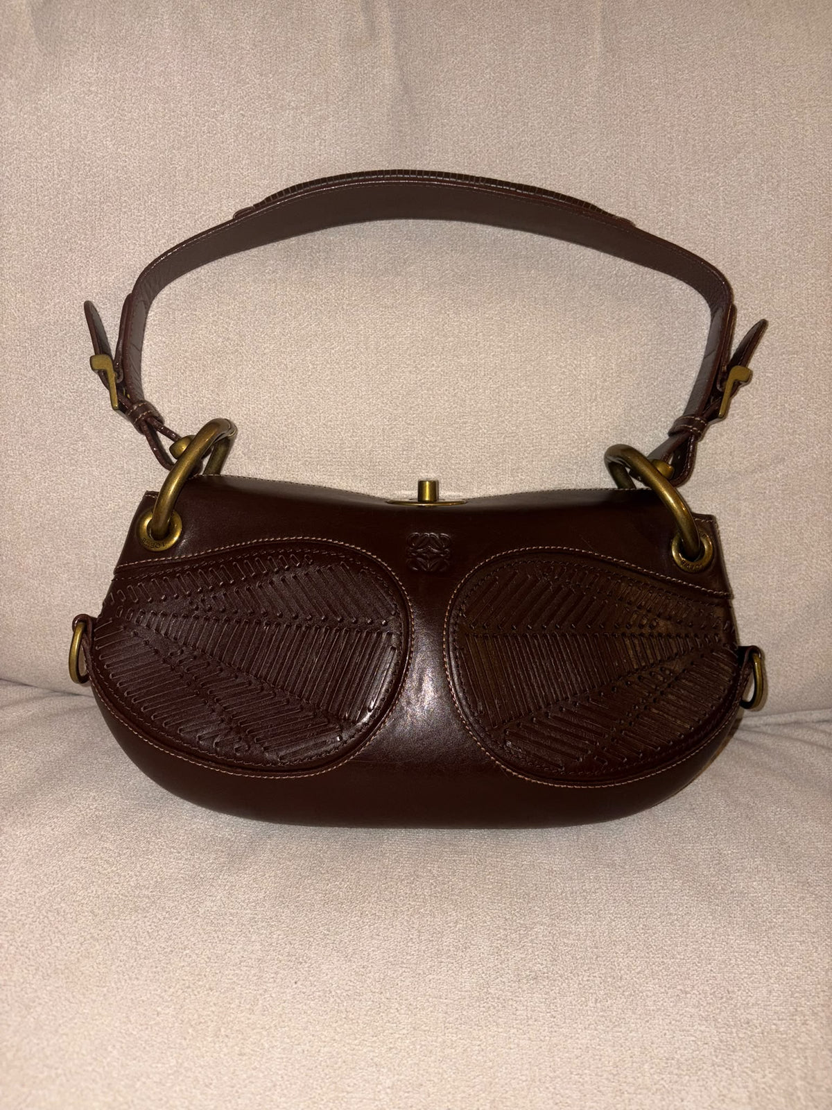 Loewe Turnlock de piel marrón con el asa levantada y paneles trenzados, vista frontal