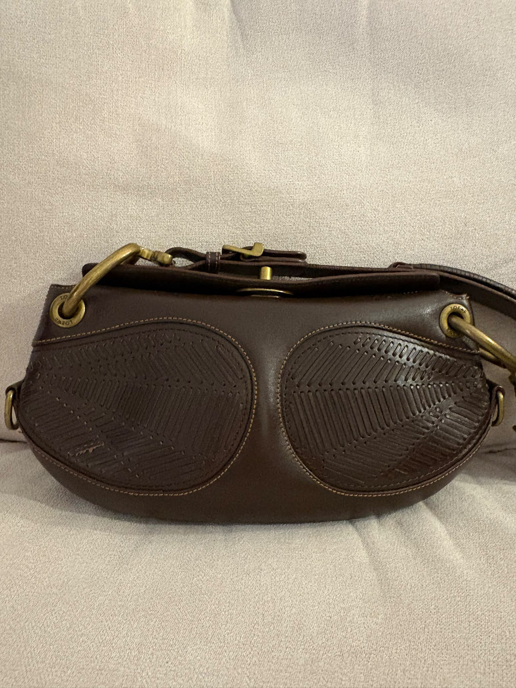 Loewe Turnlock de piel marrón con dos paneles trenzados, vista posterior