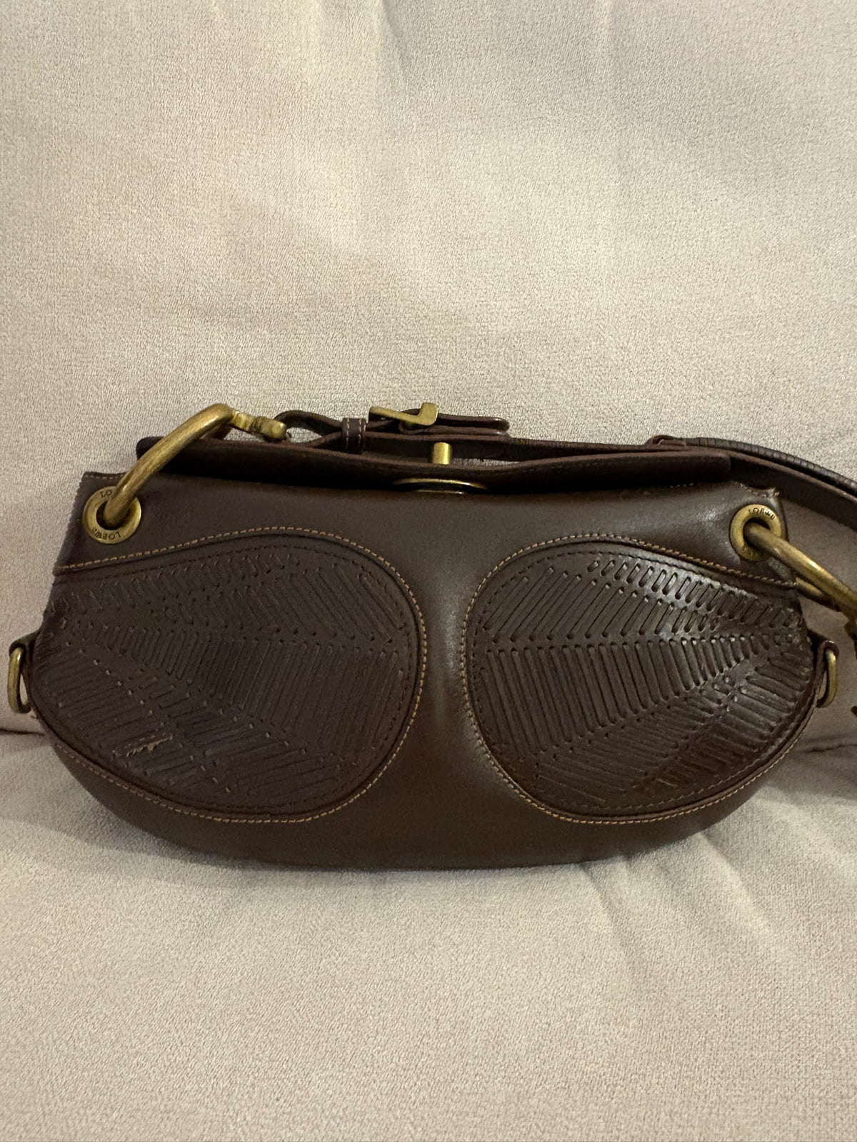 Loewe Turnlock de piel marrón con dos paneles trenzados, vista posterior