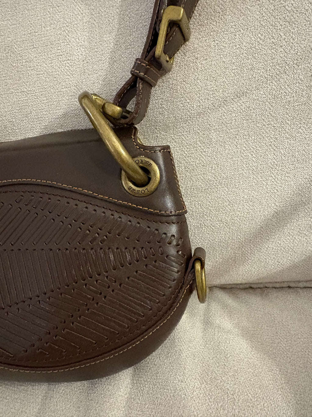 Loewe Turnlock, detalle de la hebilla del asa, anilla dorada y panel trenzado