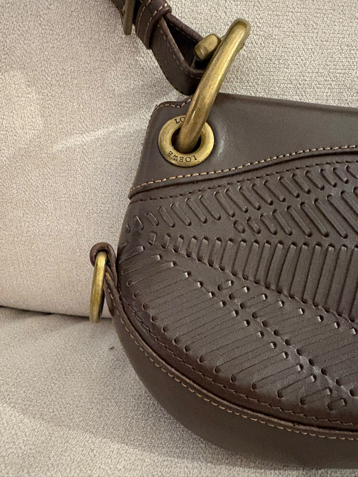 Loewe Turnlock, detalle del trenzado de piel, costuras y anilla dorada del asa