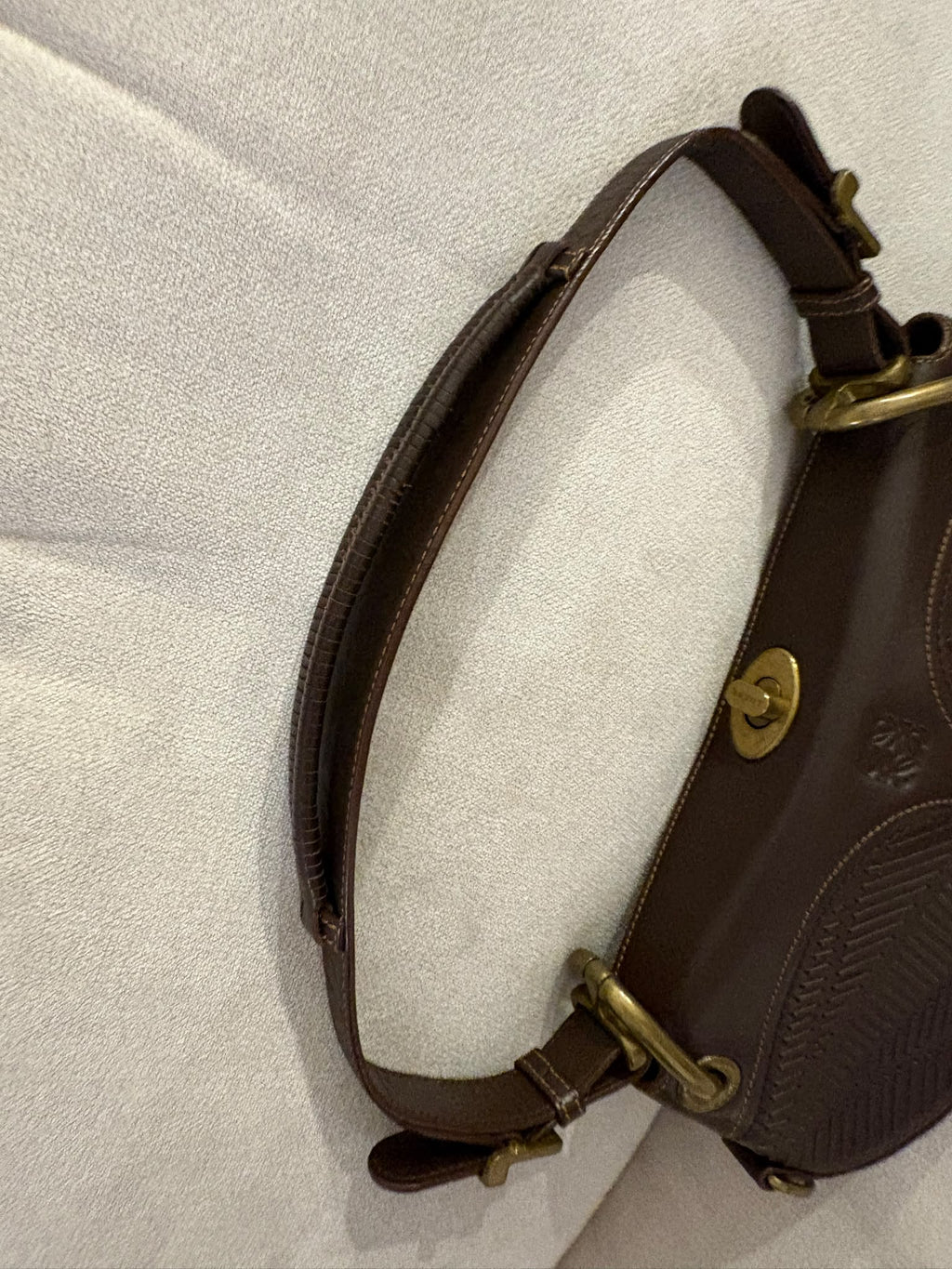 Loewe Turnlock, vista superior del asa ajustable y cierre de giro dorado