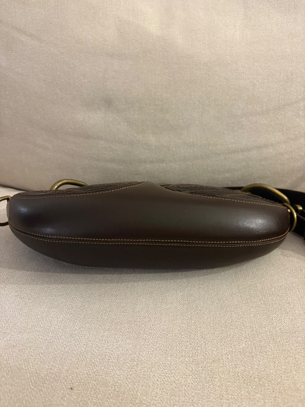 Loewe Turnlock, vista de la base de piel marrón y sus costuras