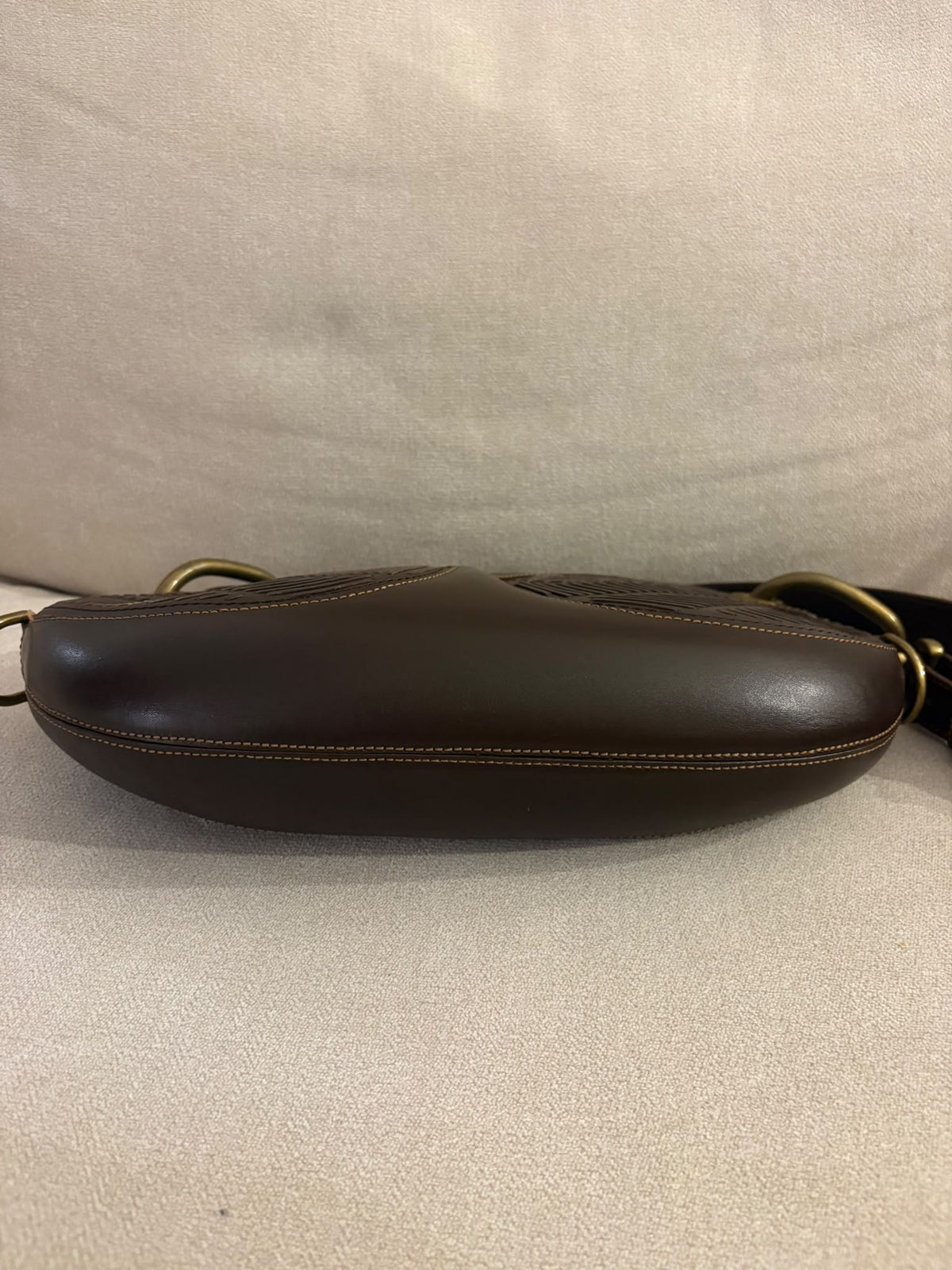 Loewe Turnlock, vista de la base de piel marrón y sus costuras