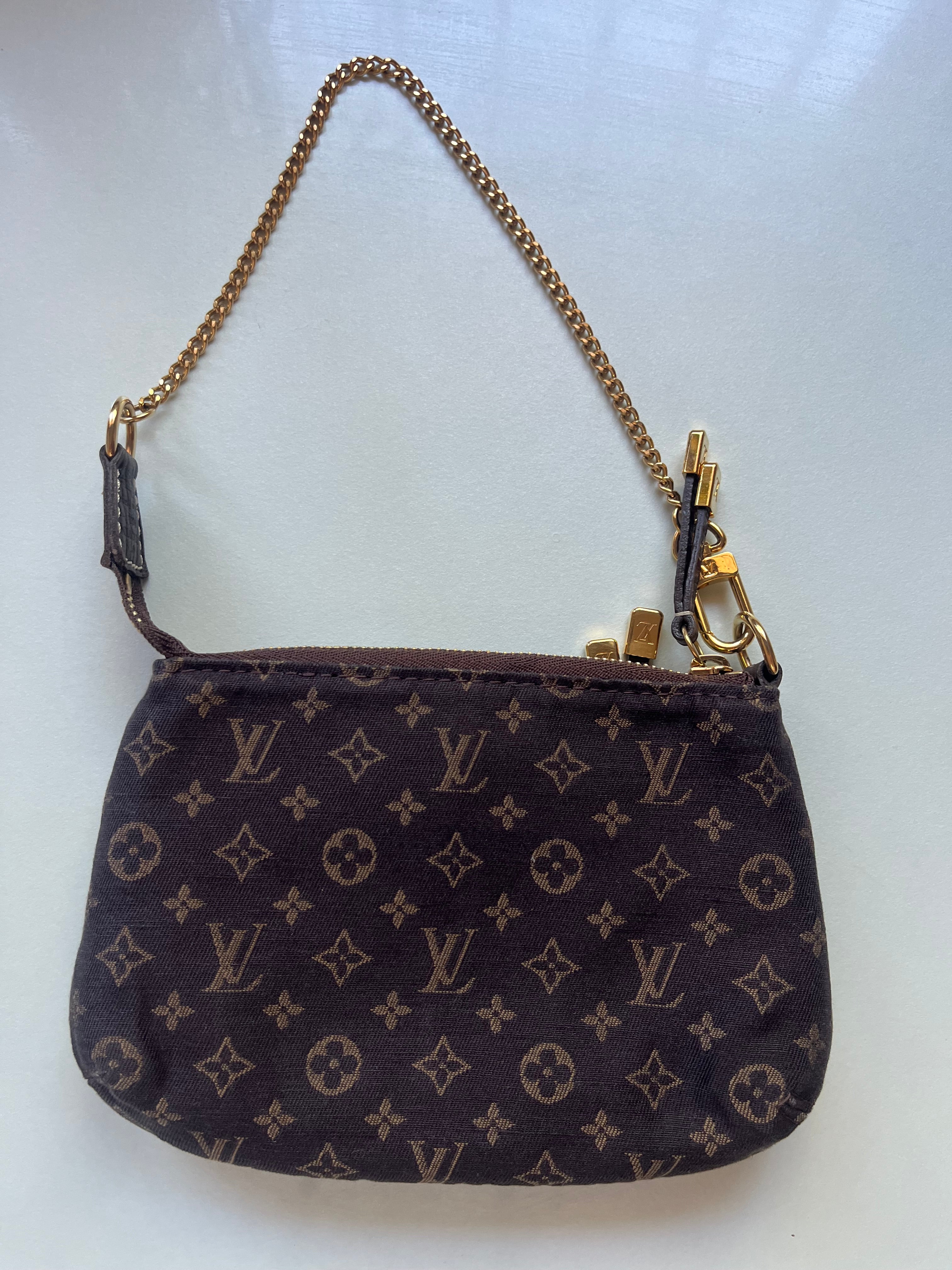 LOUIS VUITTON Pochette