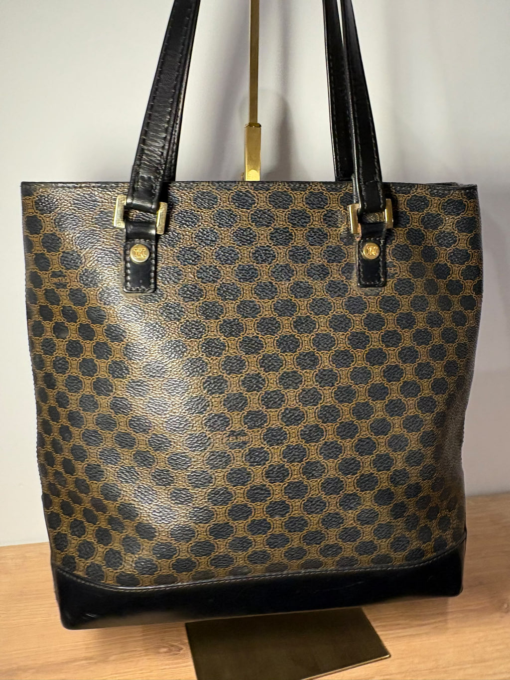 Celine tote Macadam, primer plano del estampado frontal y fijaciones doradas de las asas