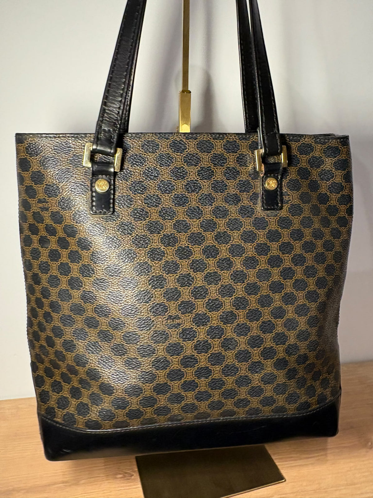 Celine tote Macadam, primer plano del estampado frontal y fijaciones doradas de las asas