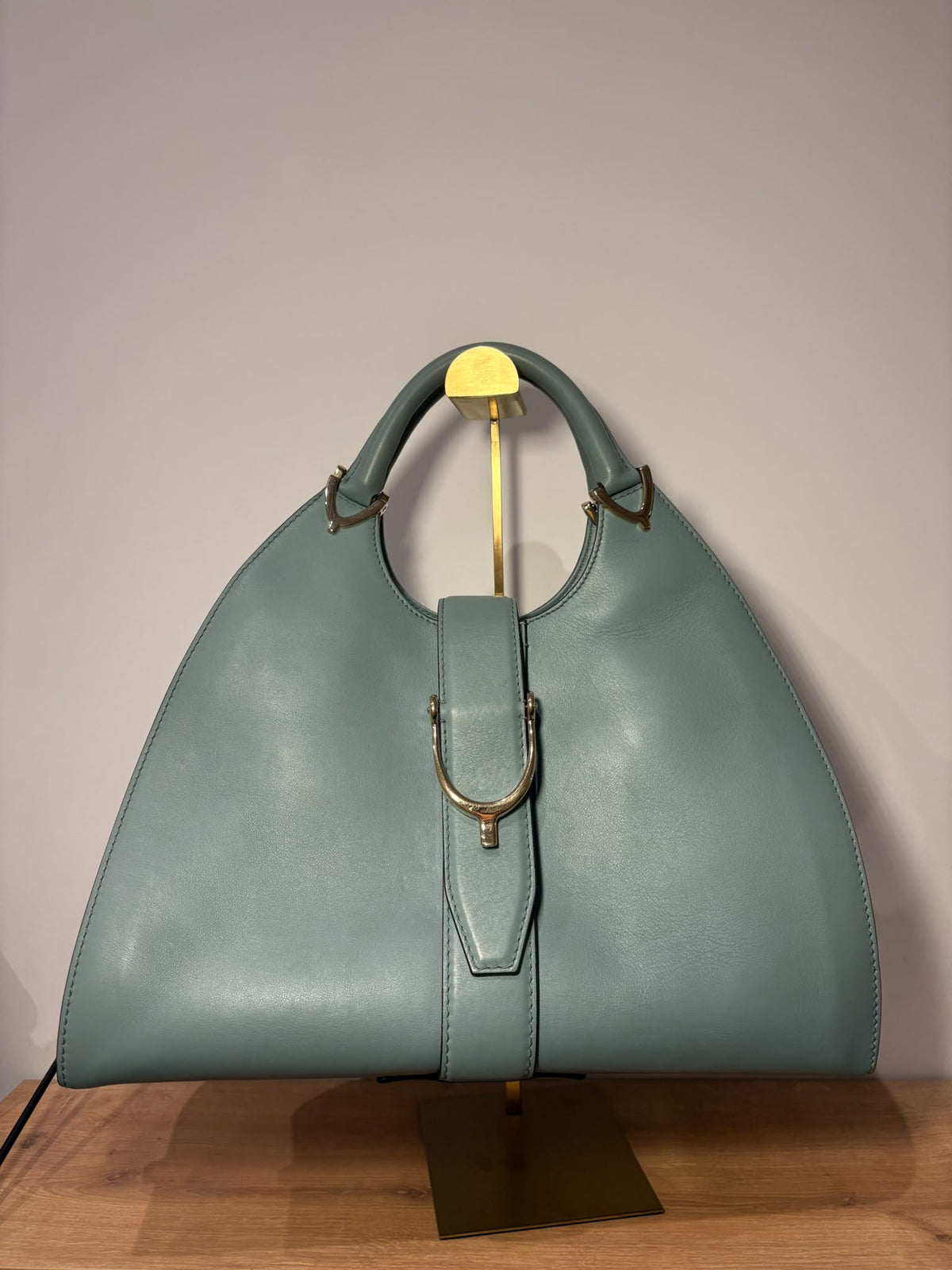 Gucci Stirrup sobre soporte con las dos asas levantadas, vista frontal