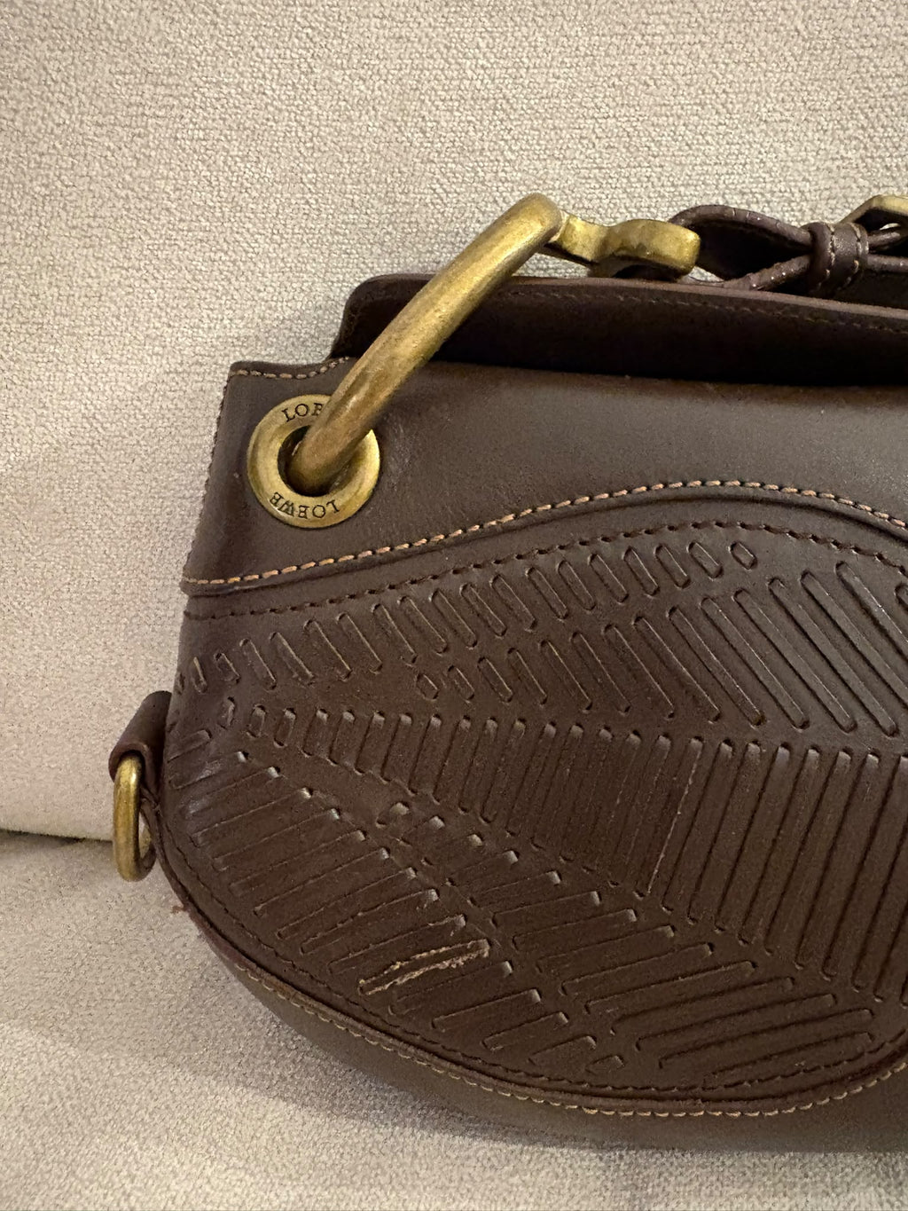 Loewe Turnlock, detalle del trenzado posterior, costuras y herraje dorado