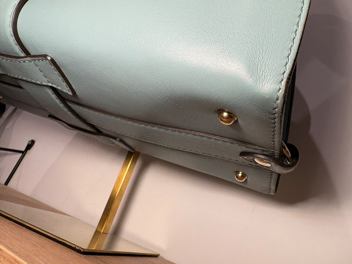Gucci Stirrup, detalle de la base con apoyos metálicos dorados y costuras de la esquina