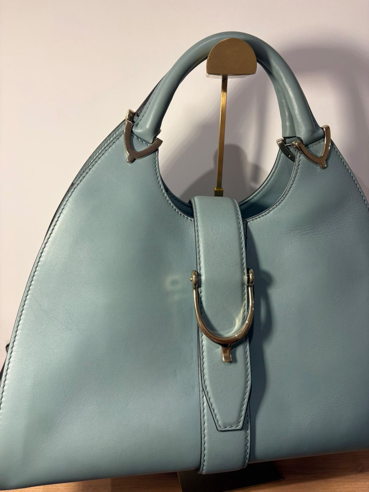 Gucci Stirrup, primer plano frontal del cierre de estribo y los herrajes de las asas