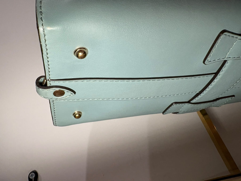 Gucci Stirrup, detalle del otro extremo de la base con apoyos dorados y tira central de piel