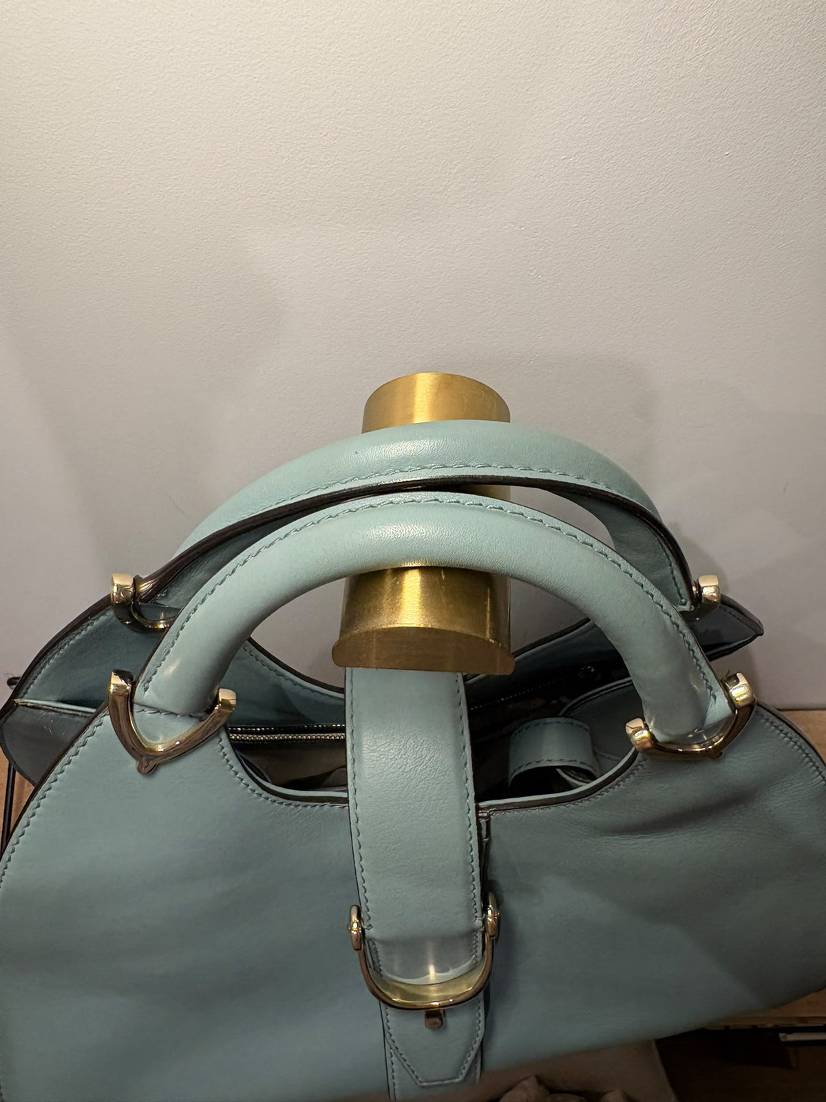 Gucci Stirrup, vista superior de las dos asas, la abertura y el cierre frontal
