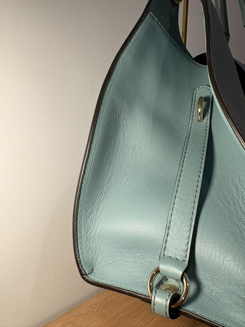 Gucci Stirrup, vista del lateral opuesto con tira de piel, anilla y bordes oscuros