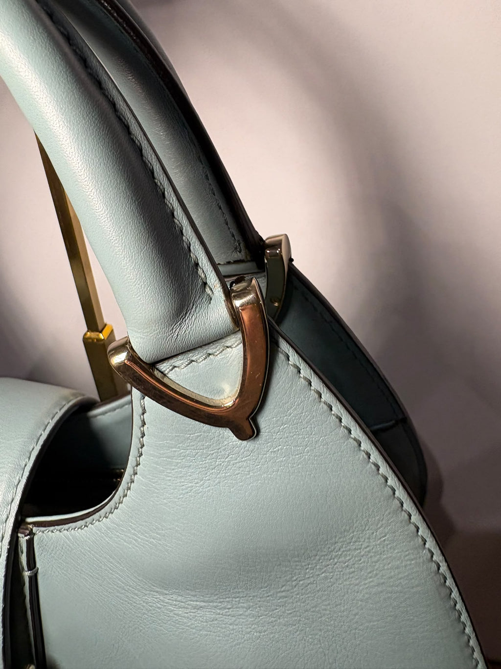 Gucci Stirrup, detalle del asa de piel y su herraje de estribo dorado