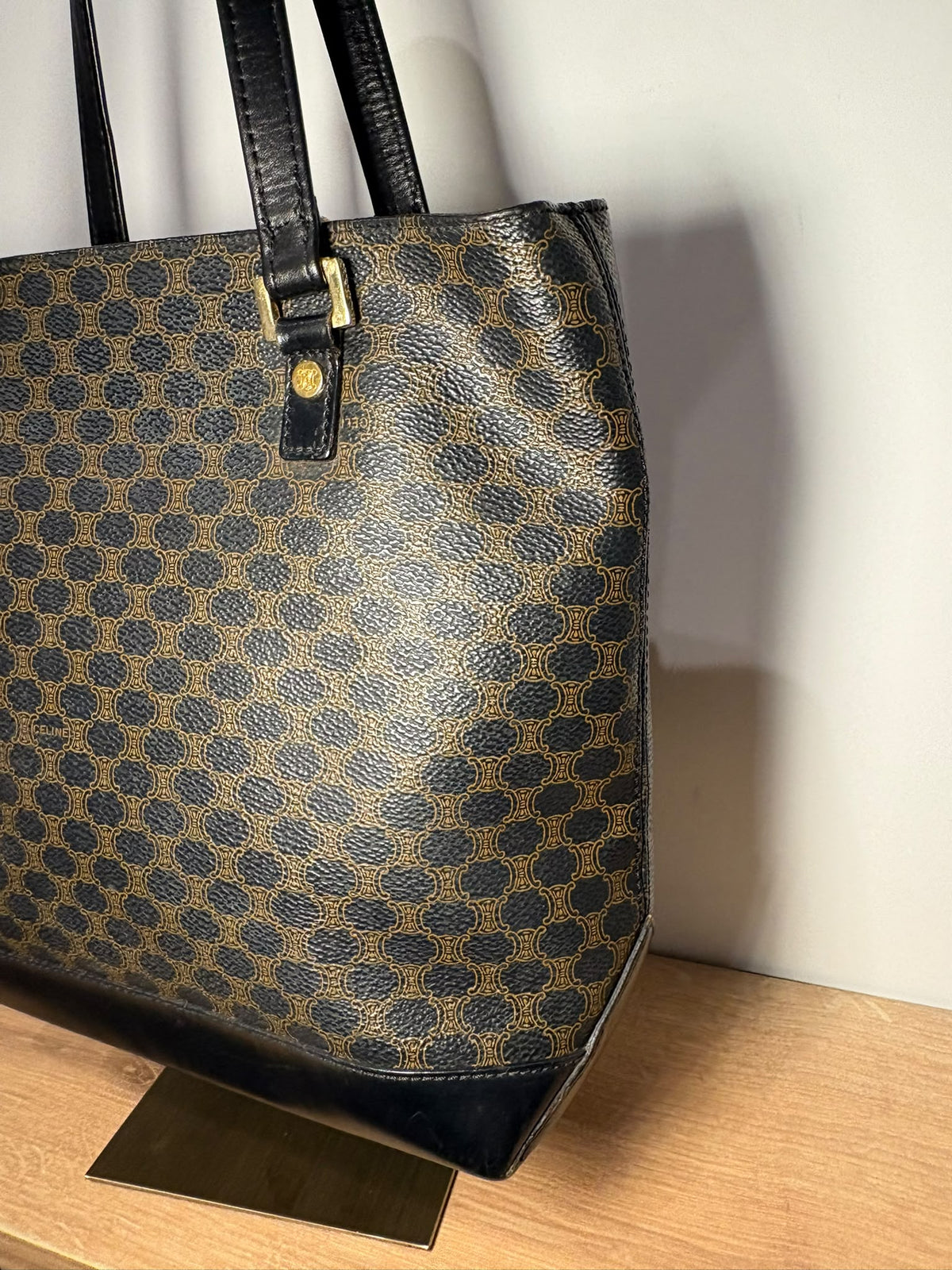 Celine tote Macadam, vista oblicua del estampado, lateral y esquina de la base negra
