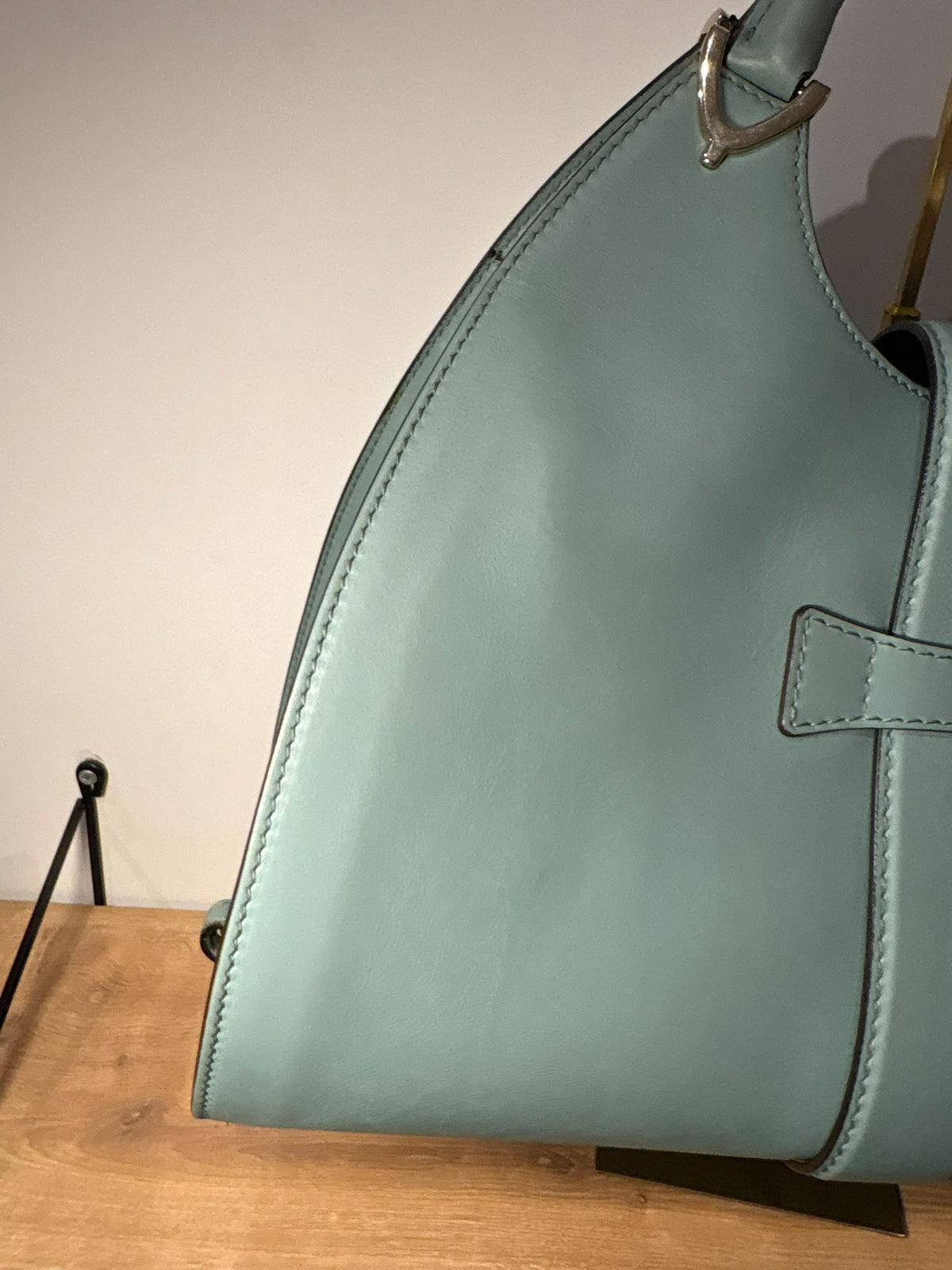 Gucci Stirrup, detalle del panel posterior de piel y las costuras del borde