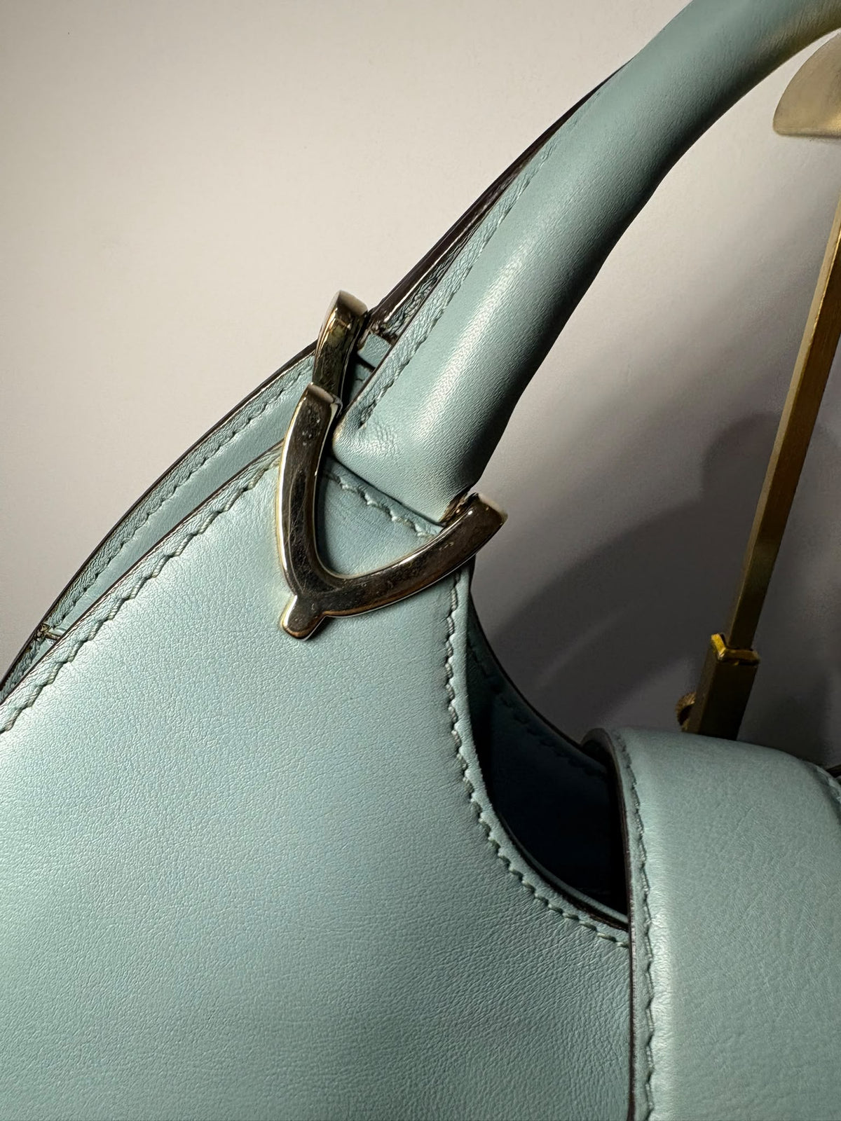 Gucci Stirrup, detalle del herraje dorado del asa opuesta y las costuras superiores