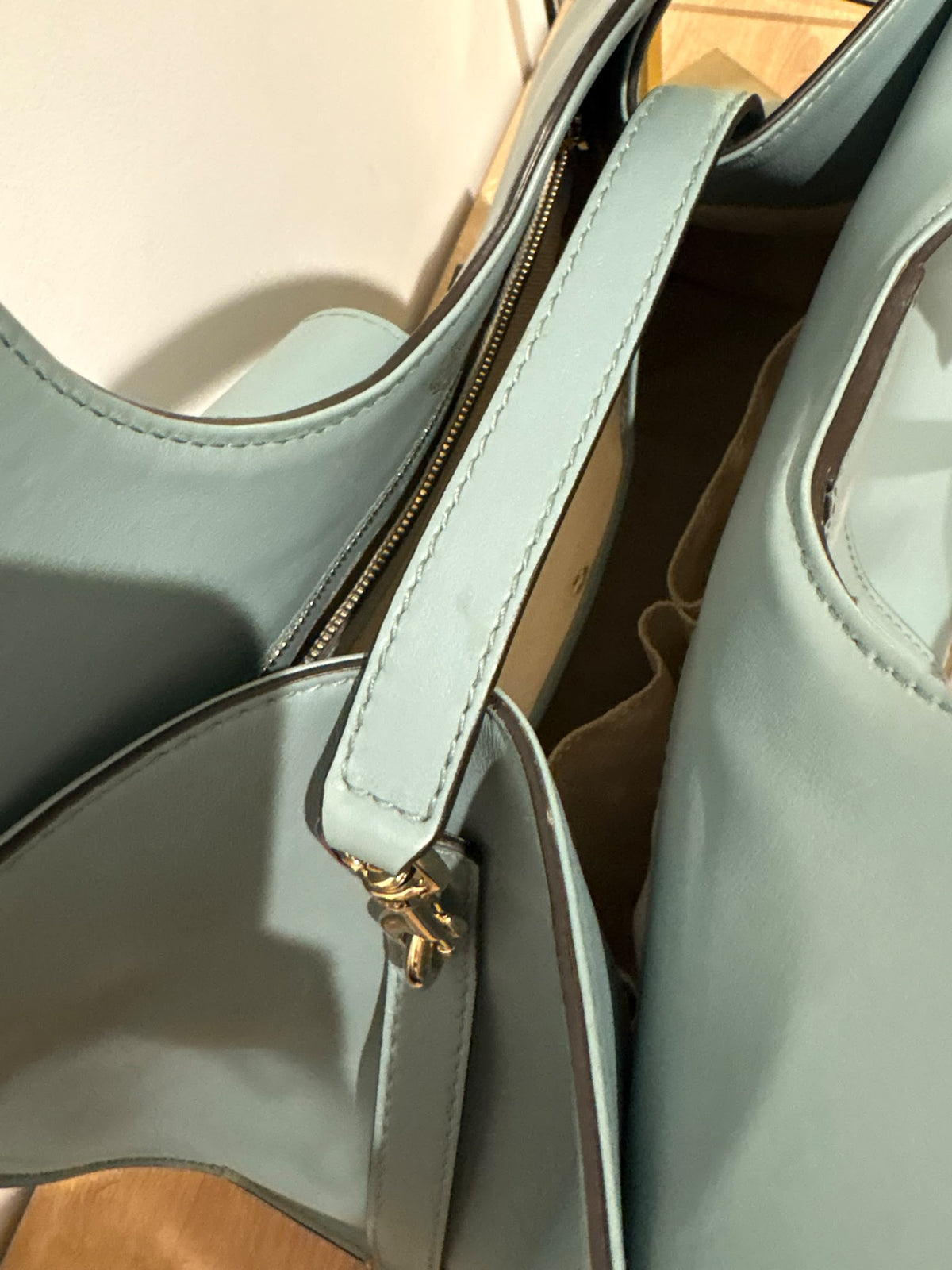 Gucci Stirrup, vista superior de la correa extraíble y su mosquetón dorado junto a la abertura