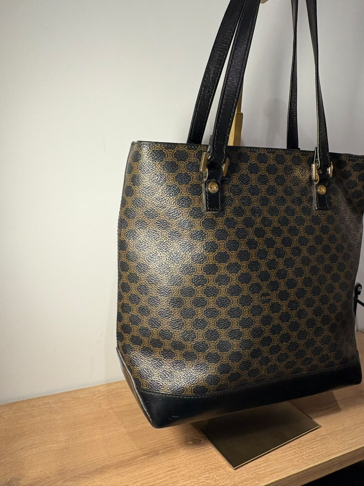 Celine tote Macadam, vista oblicua de la cara opuesta con asas negras y base de piel