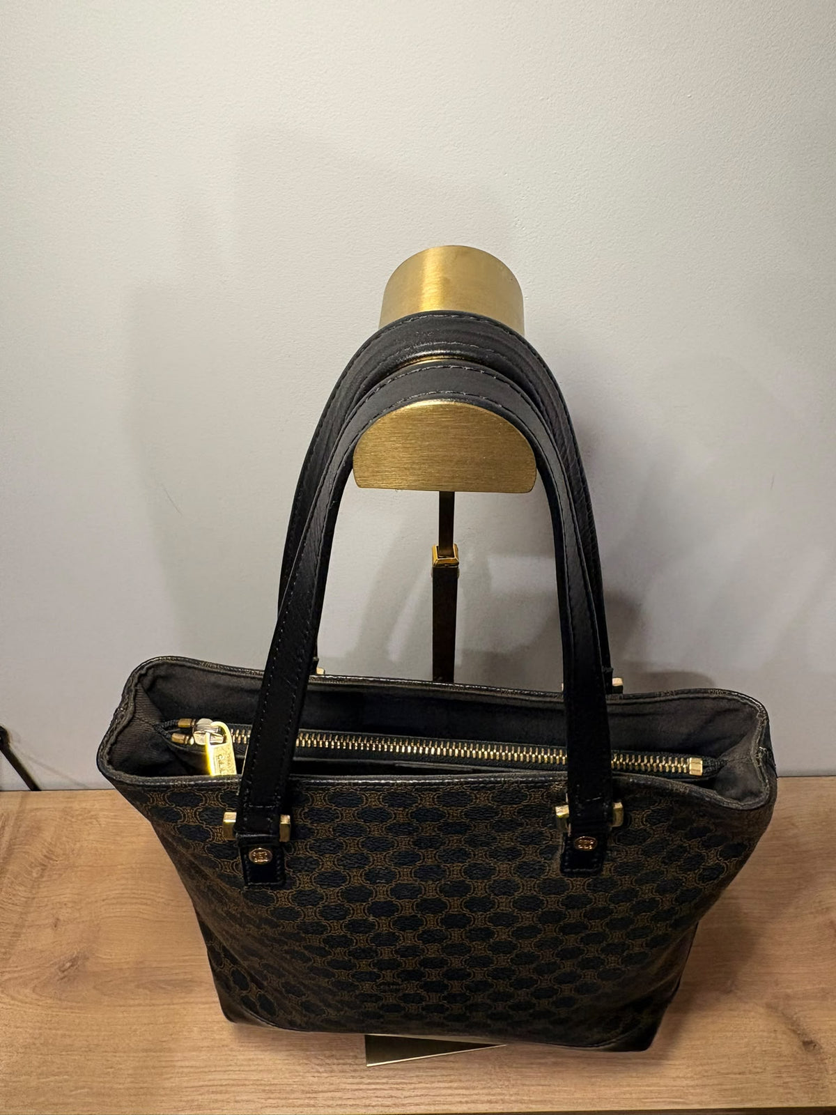 Celine tote Macadam, vista superior de las asas negras y cremallera dorada