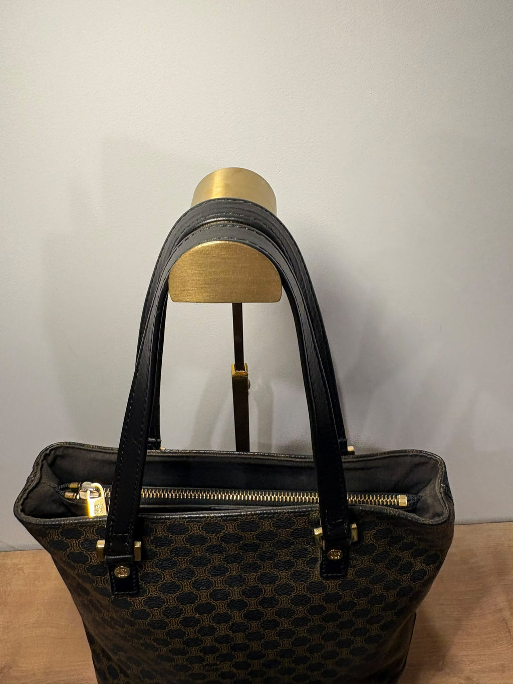 Celine tote Macadam, detalle de la cremallera superior y las dos asas largas