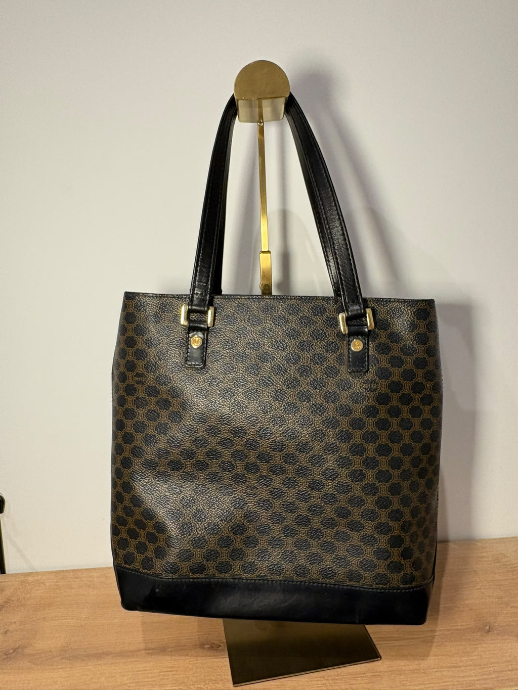 Celine tote Macadam, vista posterior completa con estampado marrón y base negra