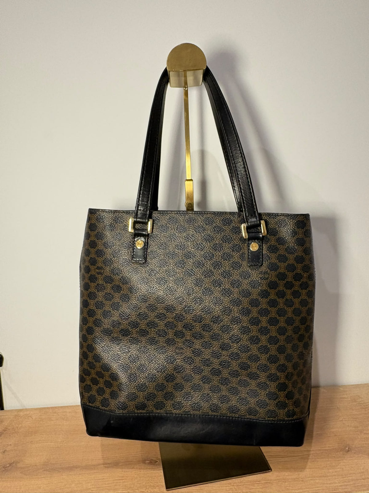 Celine tote Macadam, vista posterior completa con estampado marrón y base negra