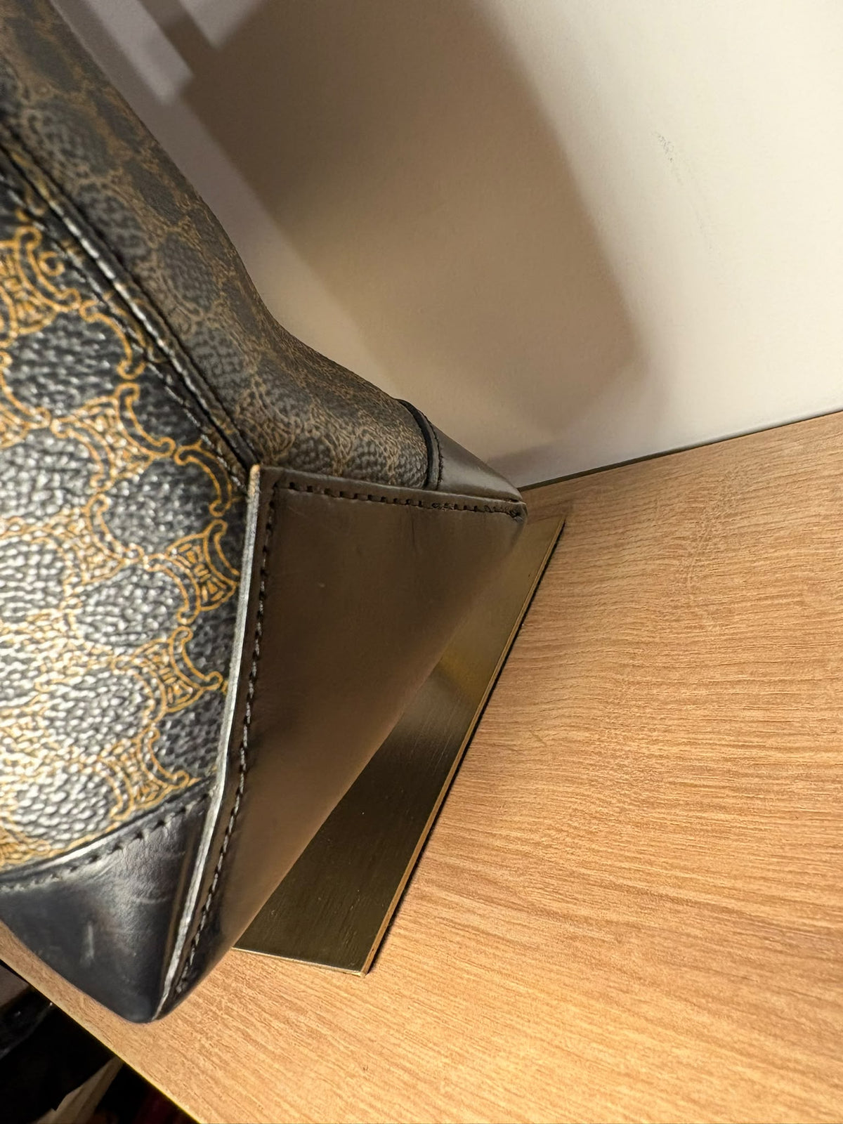 Celine tote Macadam, detalle de la esquina y las costuras de la base de piel negra